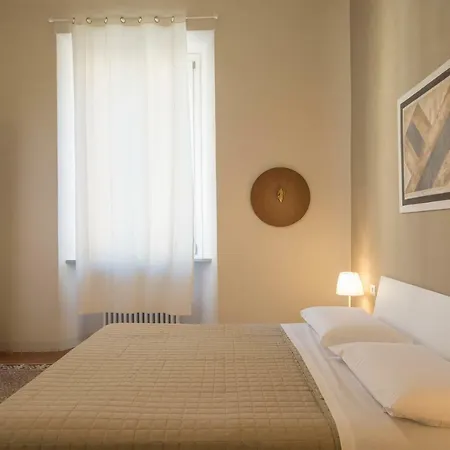 Piazza Paradiso בית הארחה