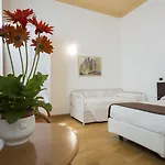 Piazza Paradiso 4*