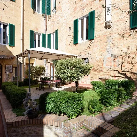 Piazza Paradiso 4*