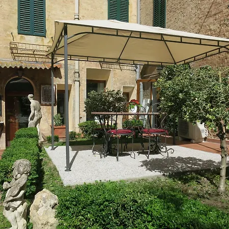 Piazza Paradiso 4* سيينا