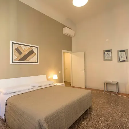Piazza Paradiso Casa de hóspedes 2*