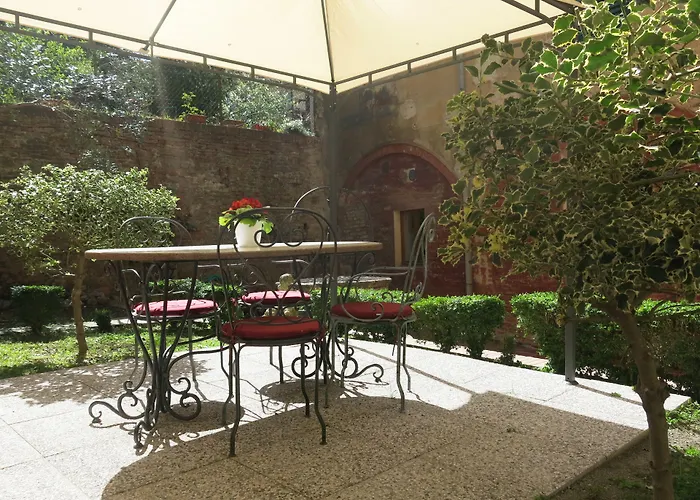 Piazza Paradiso 4*
