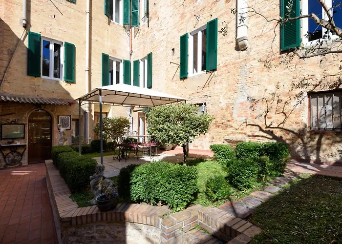 Piazza Paradiso 4*